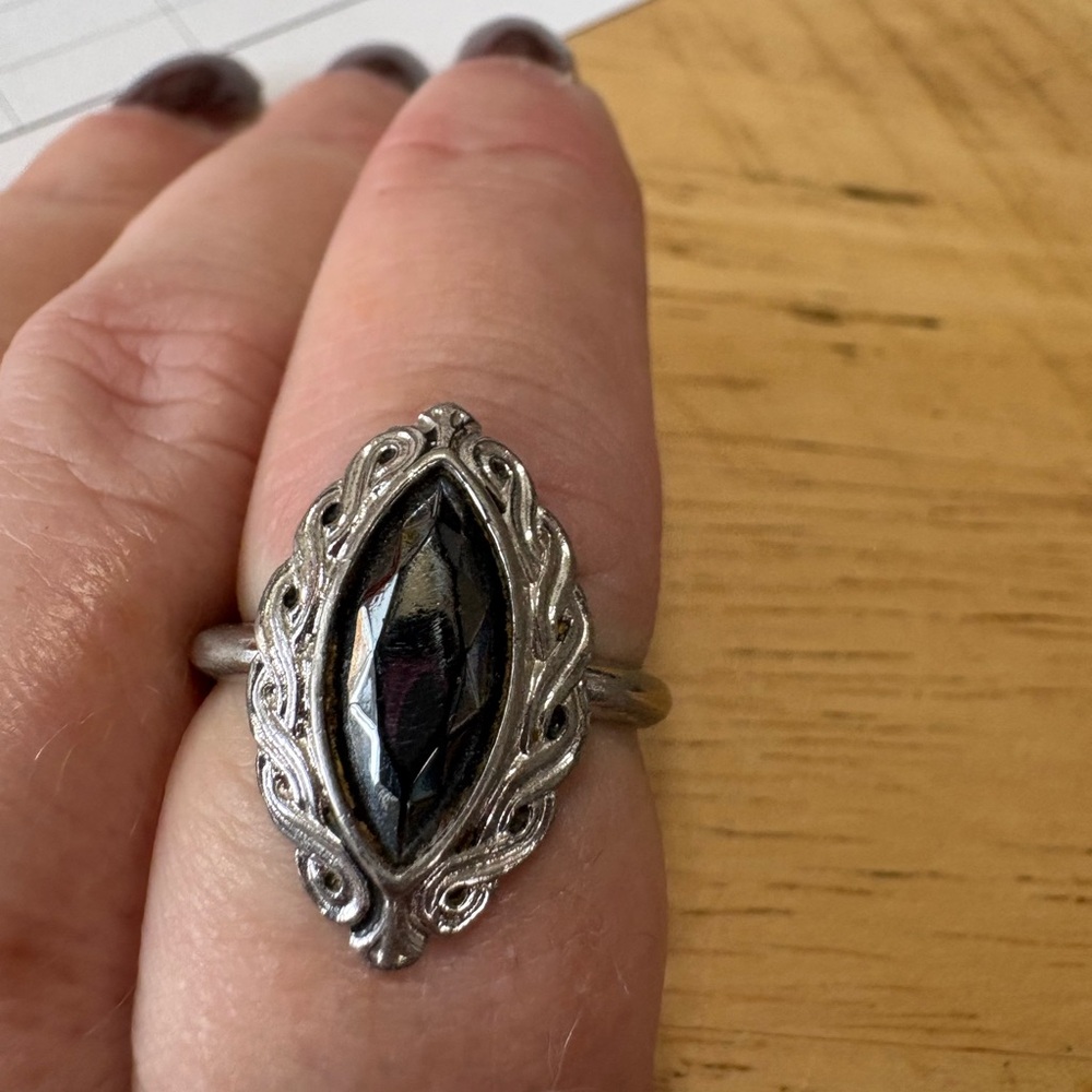R17 Elegant Hematite Women's Ring